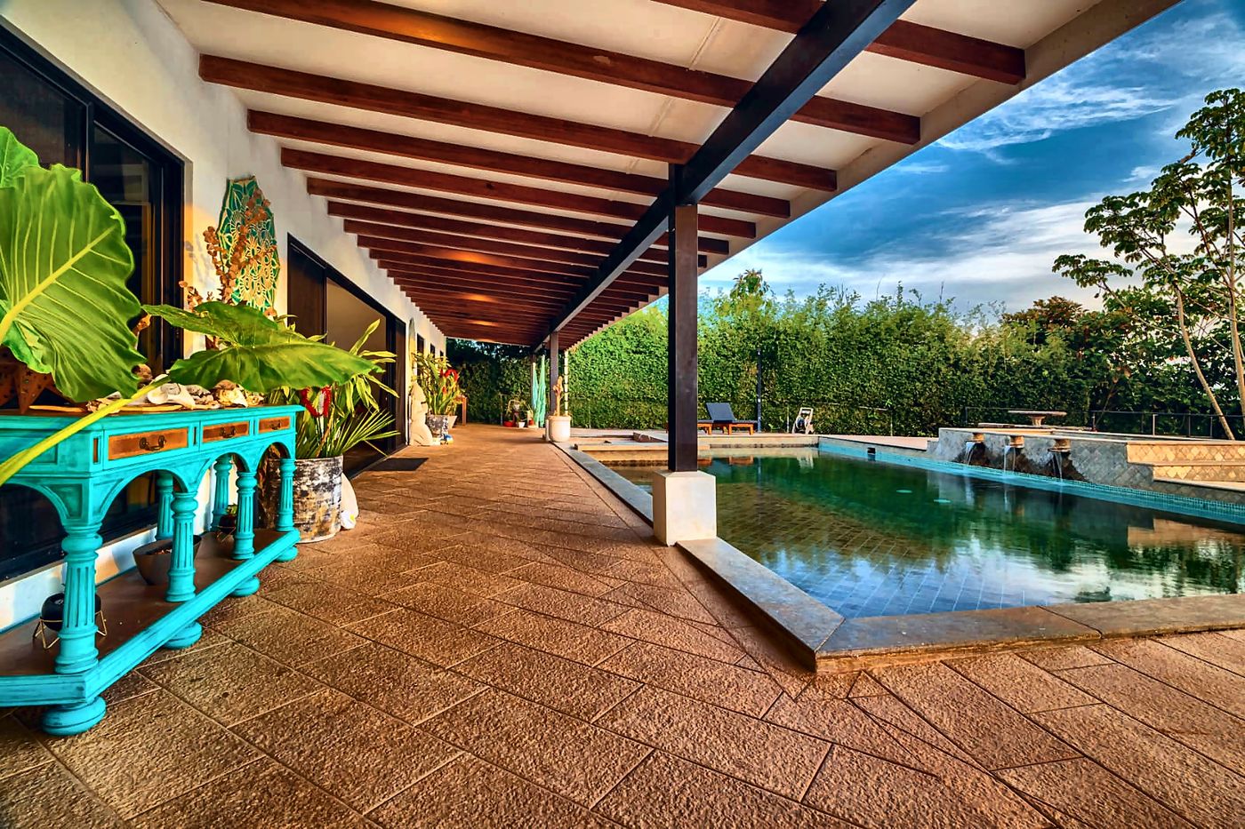Covered terrace with pool